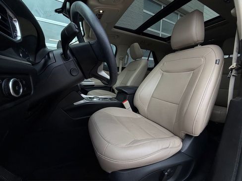 Used 2023 Ford Explorer Limited w/ Limited Technology Package image 6
