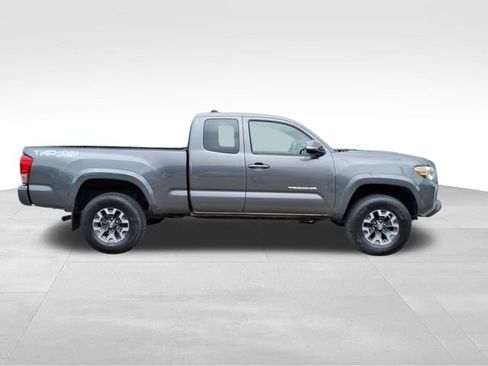 Used 2017 Toyota Tacoma TRD Sport w/ Tow Package AWD/4WD image 13