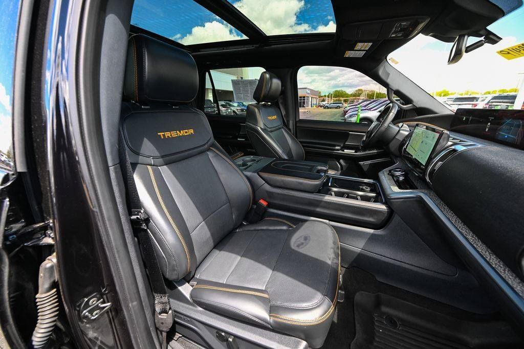 Used 2025 Ford Expedition Tremor AWD/4WD image 27