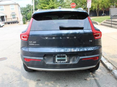 Used 2021 Volvo XC40 T4 Momentum image 5
