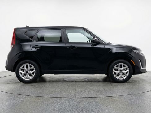Used 2025 Kia Soul LX w/ LX Technology Package FWD image 11