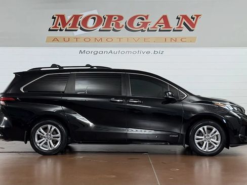 Used 2021 Toyota Sienna XSE AWD/4WD image 2