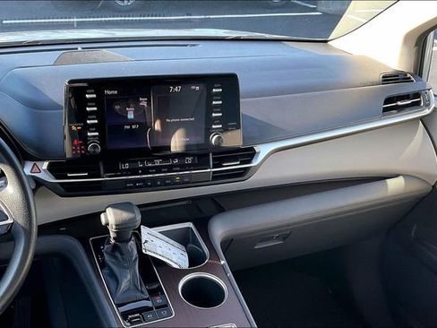 Used 2021 Toyota Sienna LE w/ LE Plus Package FWD image 6