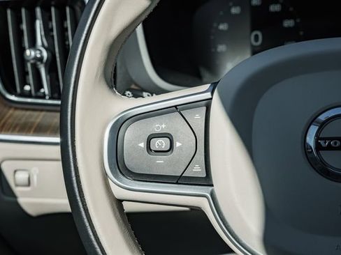 Used 2021 Volvo XC60 T5 Momentum w/ Advanced Package image 28