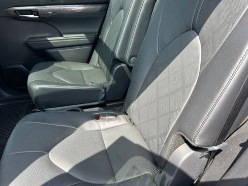 Used 2025 Toyota Highlander Platinum AWD/4WD image 11