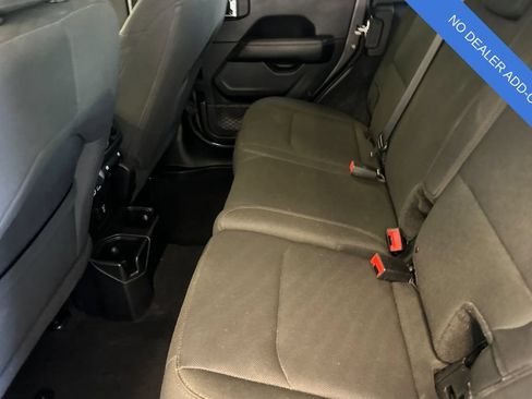 Used 2018 Jeep Wrangler Unlimited Sahara AWD/4WD image 13