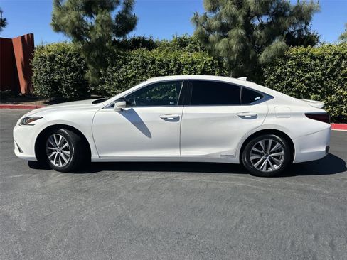 Used 2020 Lexus ES 300h w/ Accessory Package 2 image 3