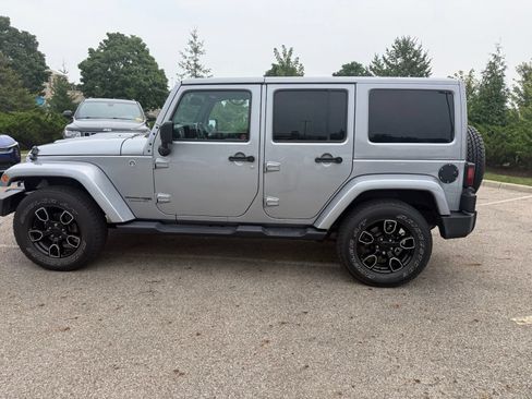 Used 2018 Jeep Wrangler Unlimited Sahara AWD/4WD image 8