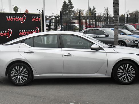 Used 2023 Nissan Altima 2.5 SV image 9