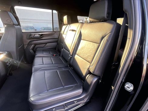 Used 2025 Chevrolet Suburban Z71 image 20