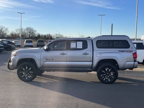 Used 2017 Toyota Tacoma SR image 4