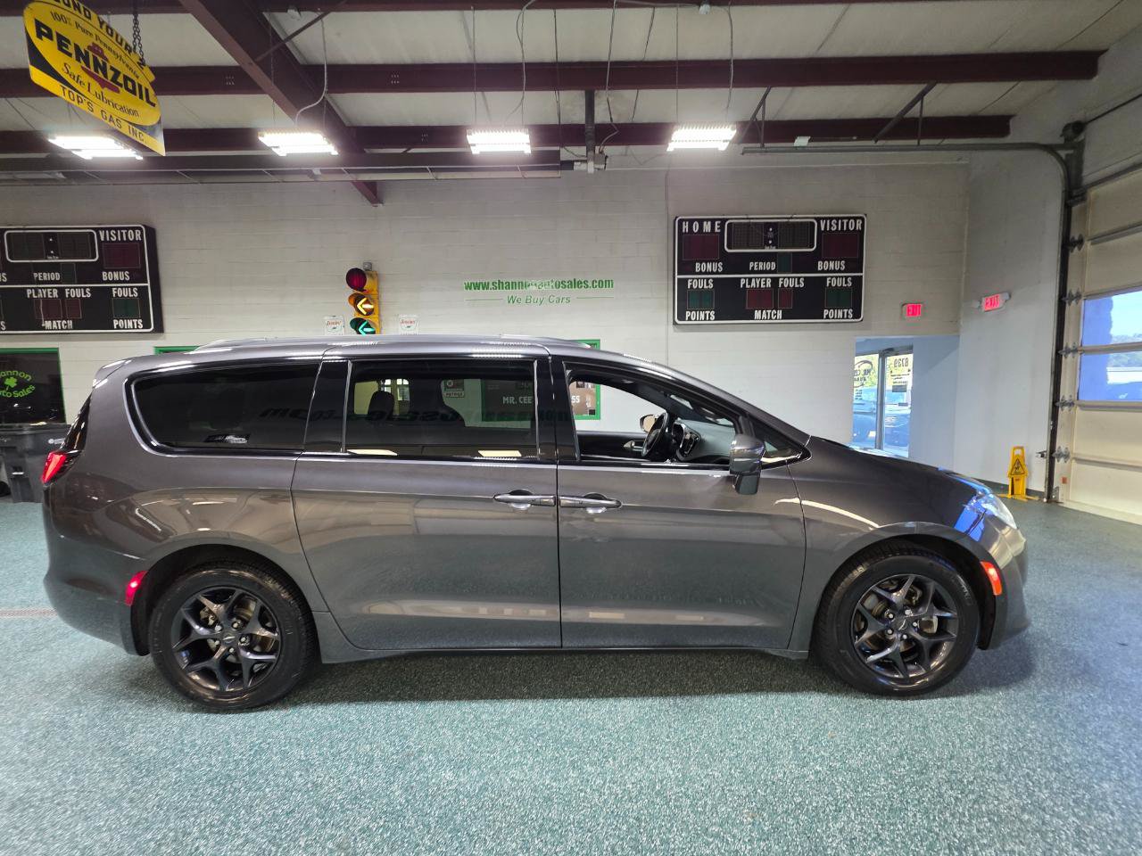 Used 2019 Chrysler Pacifica Limited w/ Advanced Safetytec Group FWD image 5