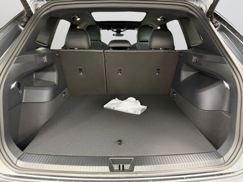 New 2026 Volkswagen Tiguan SE R-Line FWD image 9