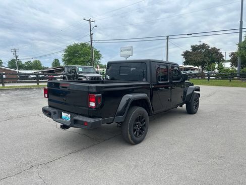 Used 2022 Jeep Gladiator Sport AWD/4WD image 3