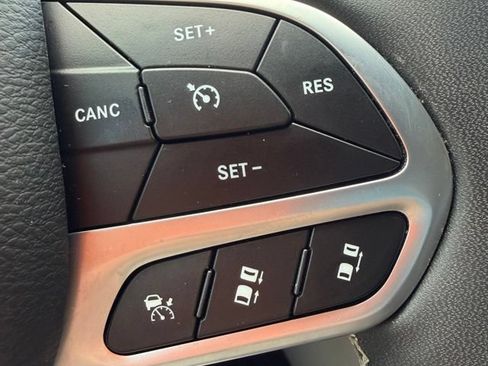Used 2023 Chrysler Pacifica Touring-L AWD/4WD image 27