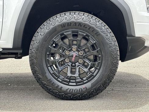 New 2026 GMC Canyon Elevation w/ LPO, Black Badging Package RWD image 30