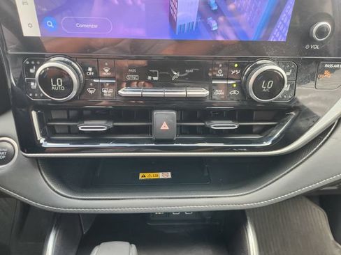 Used 2024 Toyota Highlander Platinum FWD image 18