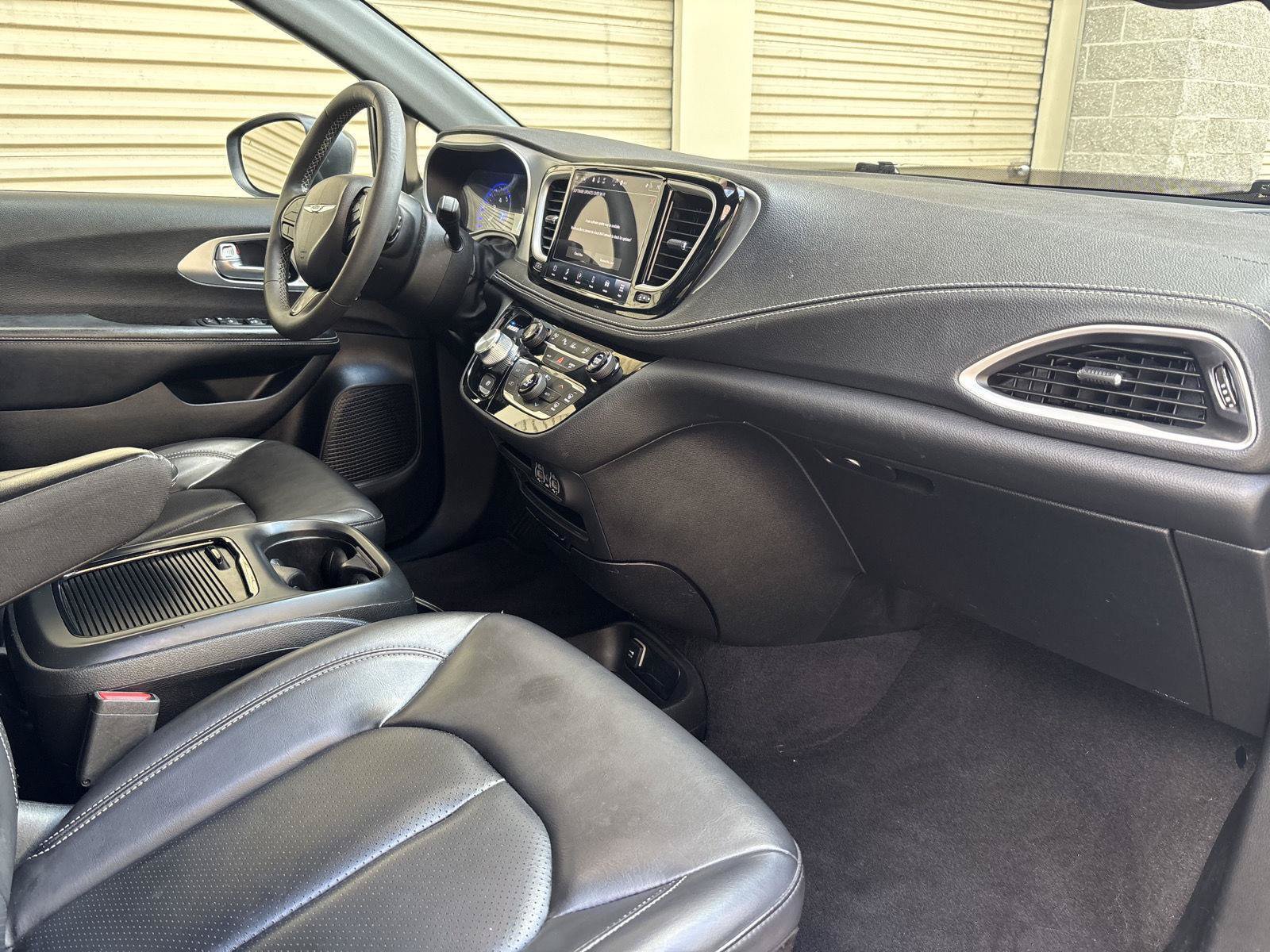 Used 2023 Chrysler Pacifica Touring-L w/ S Appearance Package AWD/4WD image 9