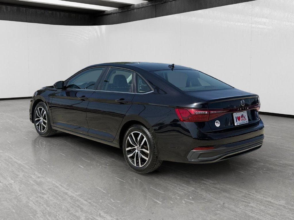 Used 2025 Volkswagen Jetta SE FWD image 3