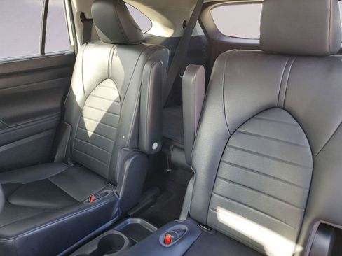 Used 2023 Toyota Highlander XLE FWD image 13