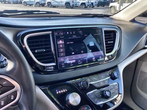 Used 2023 Chrysler Pacifica Touring-L image 13