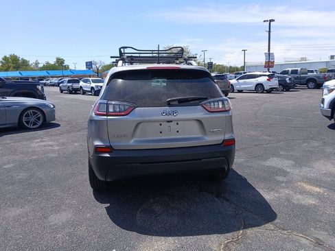 Used 2019 Jeep Cherokee Latitude w/ Popular Appearance Group AWD/4WD image 4