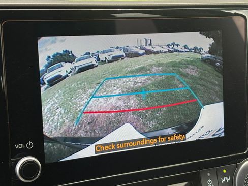 Used 2025 Toyota Highlander LE FWD image 27