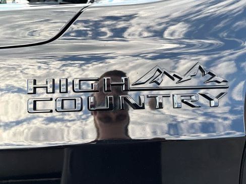 Used 2022 Chevrolet Suburban High Country AWD/4WD image 13