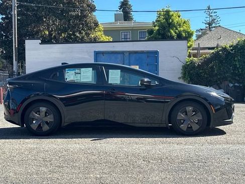 Used 2025 Toyota Prius Plug-In Hybrid image 3