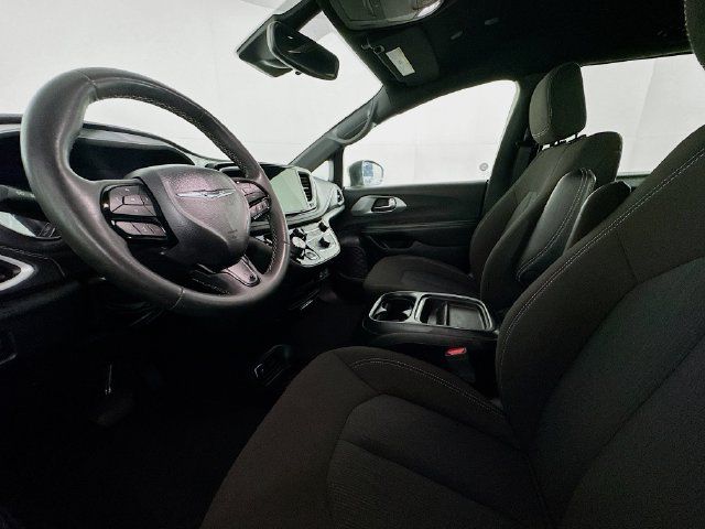 Used 2023 Chrysler Pacifica Touring FWD image 19