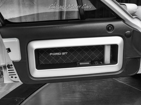 Used 2005 Ford GT RWD image 25