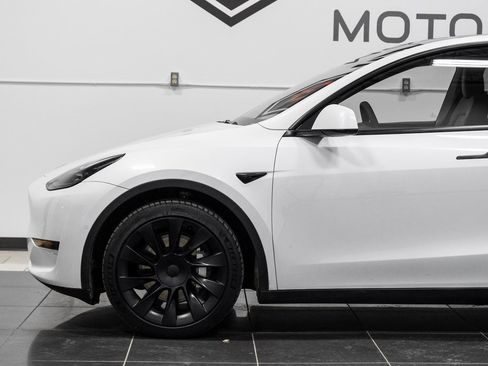 Used 2022 Tesla Model Y Long Range image 18