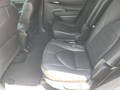 Used 2023 Toyota Highlander XLE FWD image 33