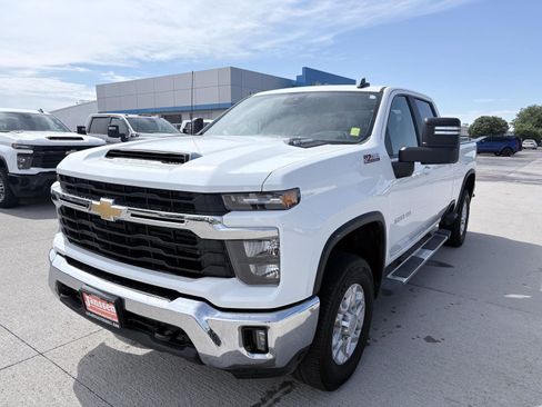 Used 2026 Chevrolet Silverado 2500 LT AWD/4WD image 2