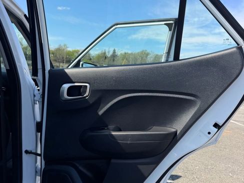 Used 2024 Hyundai Venue SE image 27