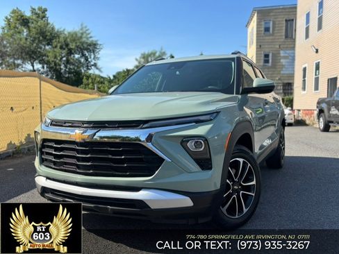 Used 2025 Chevrolet TrailBlazer LT AWD/4WD image 1