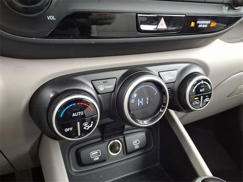 Used 2025 Hyundai Venue SEL image 23