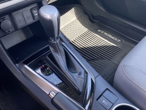 Used 2019 Toyota Corolla LE FWD image 18