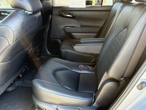 Certified 2023 Toyota Highlander XLE image 32