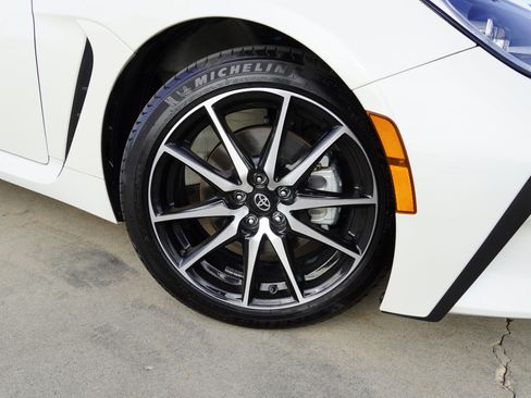 Certified 2025 Toyota GR86 Base w/ ALL Weather Mat Package (TMS) image 10