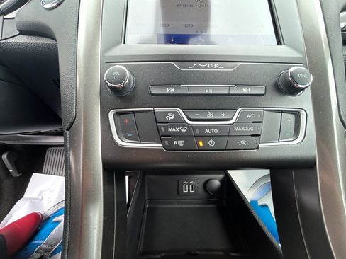 Used 2020 Ford Fusion SE image 21