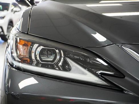 Used 2025 Lexus ES 300h w/ Premium Package image 29