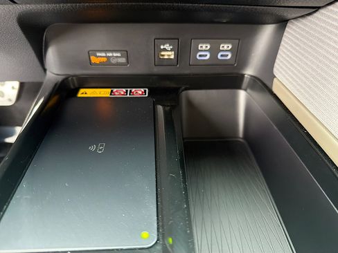 Used 2025 Toyota Camry SE image 28