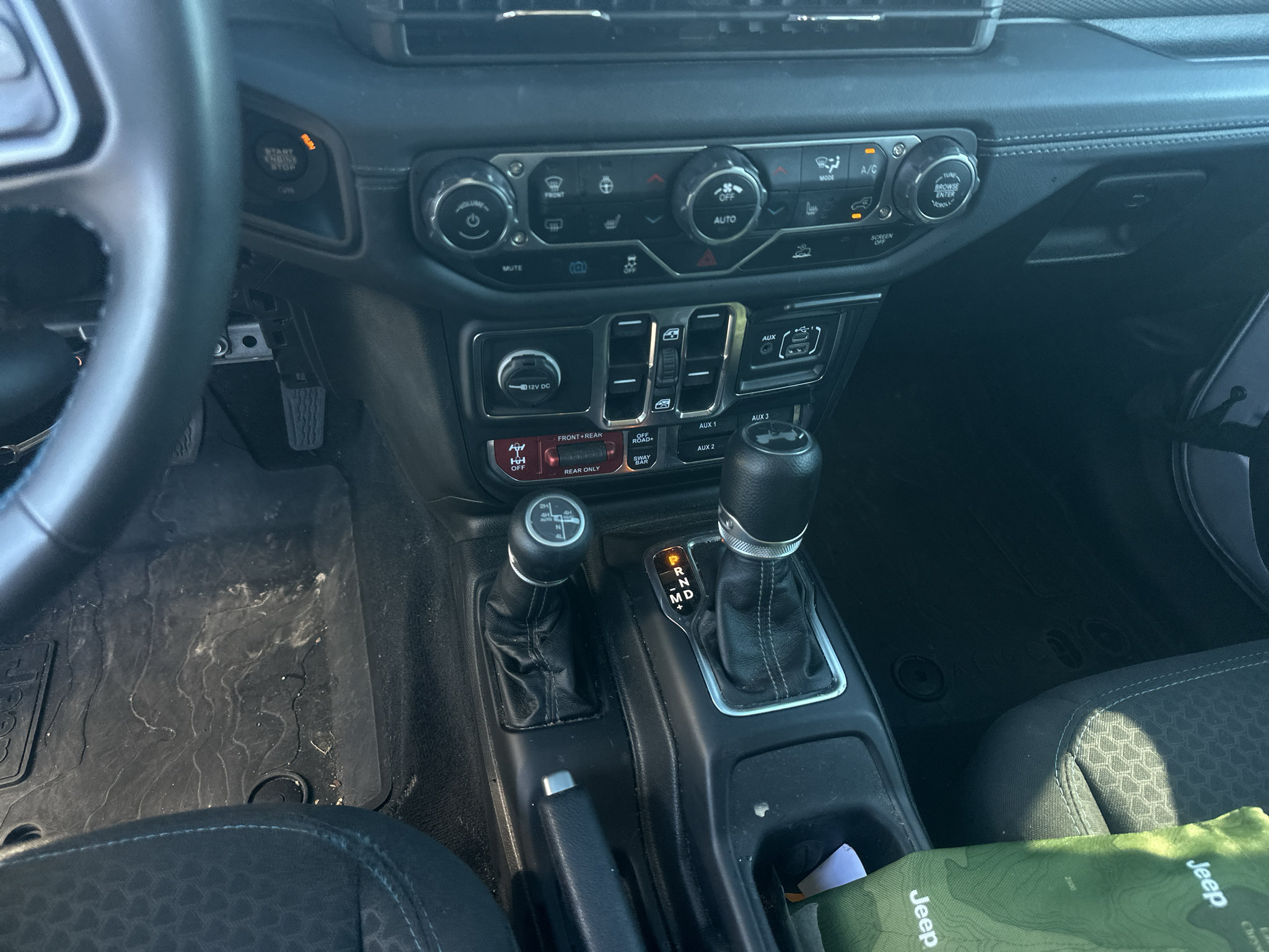 Used 2024 Jeep Wrangler Unlimited Rubicon 4xe w/ Convenience Group AWD/4WD image 12