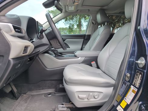 Used 2023 Toyota Highlander XLE FWD image 16