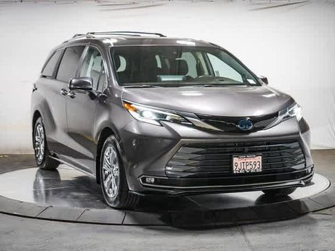 Certified 2023 Toyota Sienna Platinum image 6