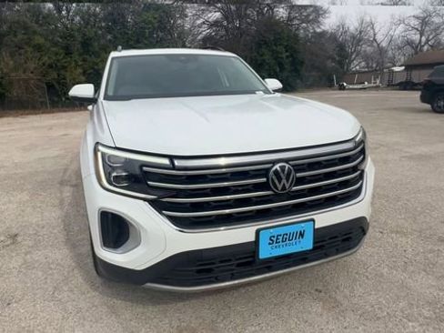 Used 2024 Volkswagen Atlas SE image 3
