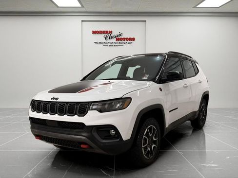Used 2025 Jeep Compass Trailhawk AWD/4WD image 3