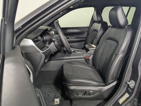 New 2025 Jeep Grand Cherokee Altitude image 12