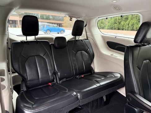 Used 2017 Chrysler Pacifica Touring-L image 24